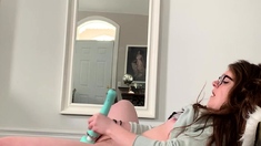 Amateur brunette double toying on webcam